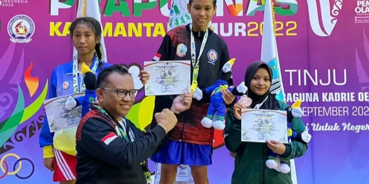 Petinju wanita Kota Batu, Cinta Puspita Indrasari Putri saat mengangkat medali di Pekan Pra Popnas (Pekan Olahraga Pelajar Nasional) 2022 yang dilaksanakan di Samarinda, Kalimantan Timur.