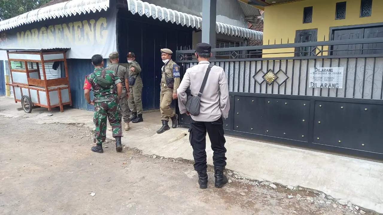 Petugas melakukan operasi di eks lokalisasi Girun. 