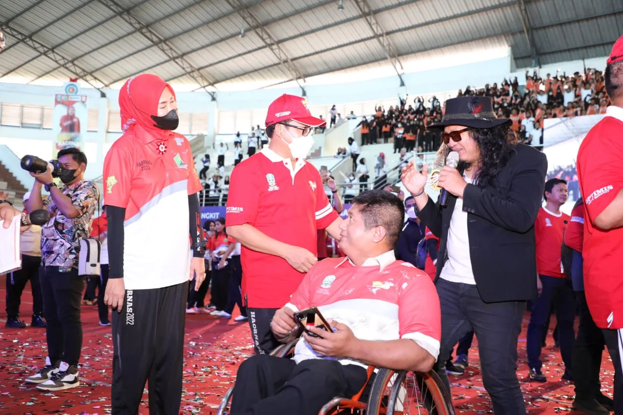 Wali Kota Malang Sutiaji didampingi Ketua TP PKK Kota Malang Widayati Sutiaji dalam semarak peringatan Haornas.