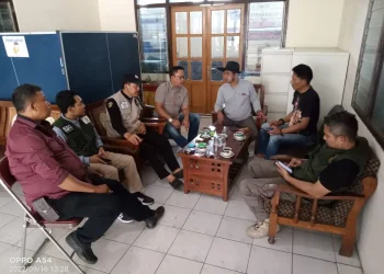 Sekretaris Dinas Sosial Kota Batu, Adiek Imam Santoso saat mengunjungi tempat singgah sementara keluarga penyintas kekerasan seksual, Jumat (16/9/2022).