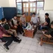 Sekretaris Dinas Sosial Kota Batu, Adiek Imam Santoso saat mengunjungi tempat singgah sementara keluarga penyintas kekerasan seksual, Jumat (16/9/2022).