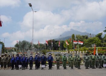 Upacara serah terima Kirab Bendera Pataka Jer Basuki Mawa Beya Optimis Jatim Bangkit yang akan berkeliling di 38 kota dan kabupaten di Jawa Timur di Kota Batu, Kamis (22/9/2022).