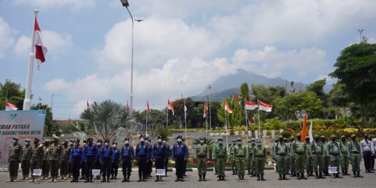 Upacara serah terima Kirab Bendera Pataka Jer Basuki Mawa Beya Optimis Jatim Bangkit yang akan berkeliling di 38 kota dan kabupaten di Jawa Timur di Kota Batu, Kamis (22/9/2022).