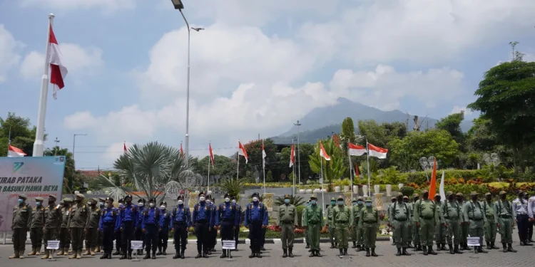 Upacara serah terima Kirab Bendera Pataka Jer Basuki Mawa Beya Optimis Jatim Bangkit yang akan berkeliling di 38 kota dan kabupaten di Jawa Timur di Kota Batu, Kamis (22/9/2022).