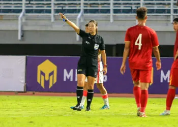 Pemimpin Pertandingan Timnas Vietnam vs Timnas Hongkong oleh Hyeon Jeong dalam laga AFC Asian Cup U-20 Qualifiers di Stadion Gelora Bung Tomo, Surabaya, Rabu (14/9/2022).