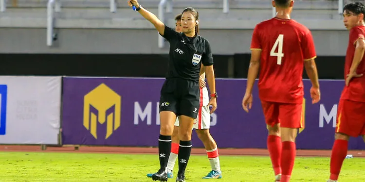 Pemimpin Pertandingan Timnas Vietnam vs Timnas Hongkong oleh Hyeon Jeong dalam laga AFC Asian Cup U-20 Qualifiers di Stadion Gelora Bung Tomo, Surabaya, Rabu (14/9/2022).