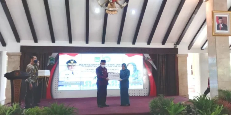 Bupati Malang serahkan dana Hibah