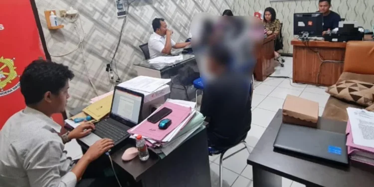 Ayah tiri tega setubuhi Anaknya