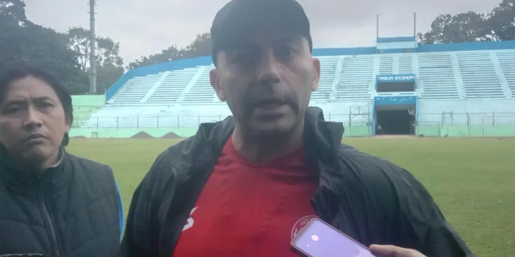 Pelatih Arema FC Javier Roca.