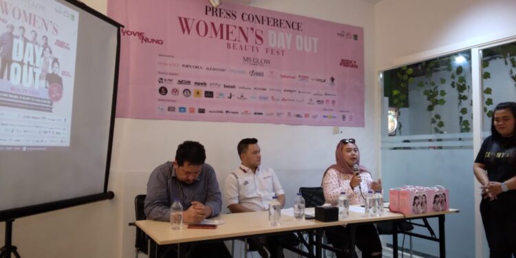 Marketing Manager MS Glow, Anriko Motoh (dua dari kiri) dalam Press Conference Women’s Day Out. Foto / Feni Yusnia
