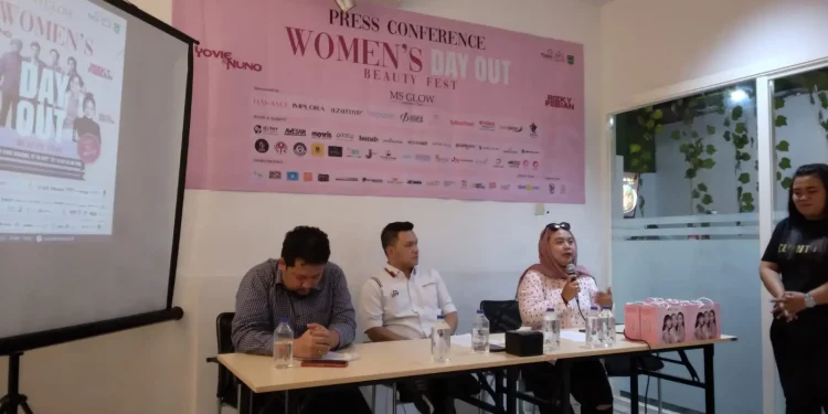 Marketing Manager MS Glow, Anriko Motoh (dua dari kiri) dalam Press Conference Women’s Day Out. Foto / Feni Yusnia