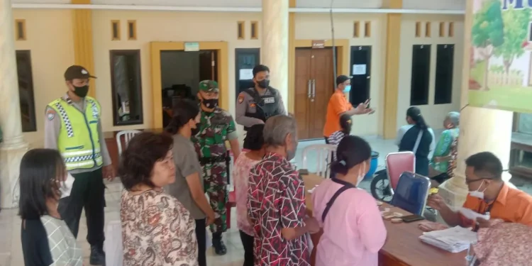 Suasana penyaluran BLT BBM. Foto: Polsek Kalipare