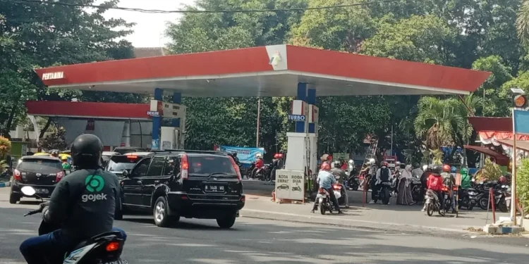 antrean BBM pertalite di spbu