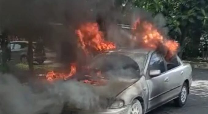 Diduga saluran bbm bocor, mobil mazda ludes terbakar