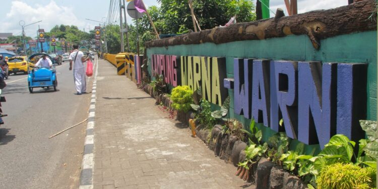 Turis mancanegara sudah berdatangan ke tempat wisata di Malang. Salah satunya, terlihat di Kampung Warna-Warni Jodipan Kota Malang, Senin (26/09/2022). Foto Rubianto/Tugumalang.id