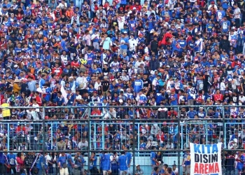 Aremania memberikan dukungan pada laga Arema FC
