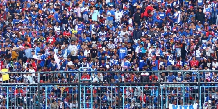 Aremania memberikan dukungan pada laga Arema FC