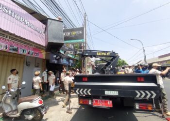 Satpol PP Kota Malang bongkar iklan yang menunggak