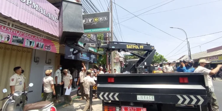Satpol PP Kota Malang bongkar iklan yang menunggak