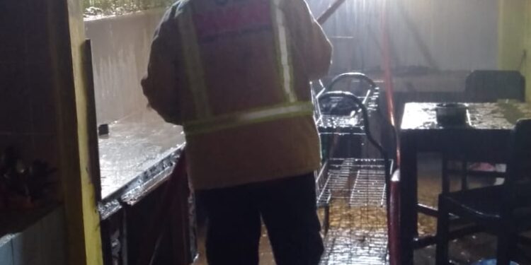Petugas melakukan pemadaman rumah ditinggal saat memasak air