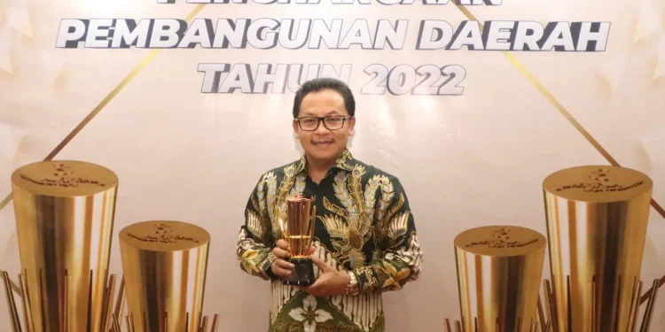 Pemkot Malang terima penghargaan pembangunan daerah