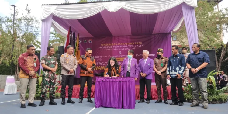 Penandatanganan kerjasama Unitri dan Pemkot Malang melalui Bakesbangpol Kota Malang. Foto/Feni Yusnia