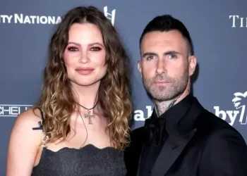Behati Prinsloo (kiri) dan Adam Levine (kanan).