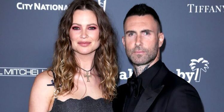 Behati Prinsloo (kiri) dan Adam Levine (kanan).