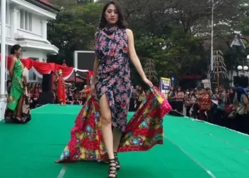 Peragaan busana batik tahun 2019 dalam rangka Peringatan Hari Batik Nasional.