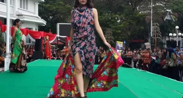 Peragaan busana batik tahun 2019 dalam rangka Peringatan Hari Batik Nasional.