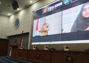 Rektor UM Prof Dr AH Rofi'uddin MPd (paling kiri) saat membuka acara.