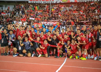 Official dan para pemain berforo bersama dengan background suporter dalam laga lanjutan Asian Cup U-20 Qualifiers di Stadion Gelora Bung Tomo, Surabaya, Minggu (18/9/2022).