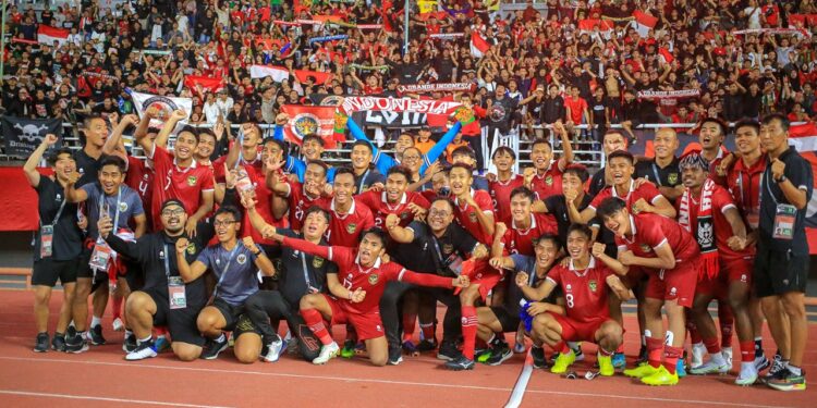 Official dan para pemain berforo bersama dengan background suporter dalam laga lanjutan Asian Cup U-20 Qualifiers di Stadion Gelora Bung Tomo, Surabaya, Minggu (18/9/2022).