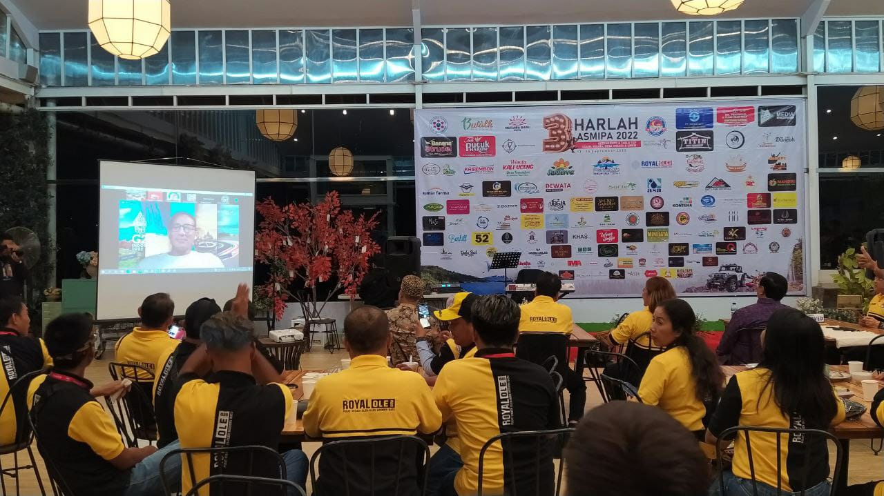 Para pelaku wisata di asosiasi pelaku wisata ASMIPA tengah berkomunikasi dengan Menparekraf Sandiaga Uno via teleconference, Rabu (14/9/202) malam.