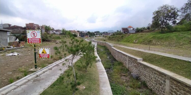Kondisi aliran Sungai Sambong di Desa Bulukerto Kota Batu usai disentuh penanganan pasca banjir bandang.
