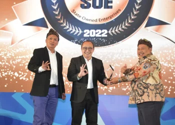 Direktur Utama PJT I, Raymond Valiant Ruritan saat menerima penghargaan dari Infobank 2022.