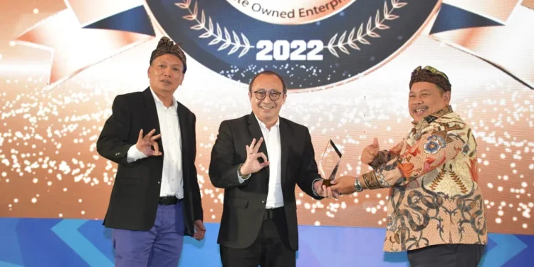 Direktur Utama PJT I, Raymond Valiant Ruritan saat menerima penghargaan dari Infobank 2022.