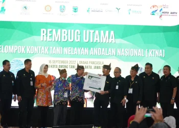 Menteri Pertanian RI Syahrul Yasin Limpo tengah mendapat penghargaan dalam kegiatan Rembug Utama Kelompok Kontak Tani Nelayan Andalan (KTNA) di Kota Batu, Jumat (16/9/2022).