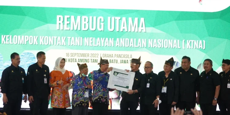 Menteri Pertanian RI Syahrul Yasin Limpo tengah mendapat penghargaan dalam kegiatan Rembug Utama Kelompok Kontak Tani Nelayan Andalan (KTNA) di Kota Batu, Jumat (16/9/2022).