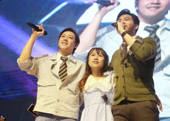 Chico (kanan) dan Adhyra (kiri), dua vokalis Yovie & Nuno saat tampil di acara Women's Day Out di Dome UMM pada Minggu (18/9/2022).