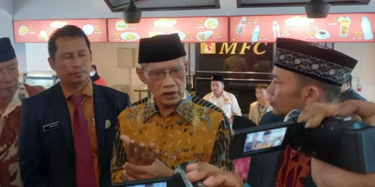 Ketua Umum PP Muhammadiyah KH Haedar Nashir (baju kuning)
