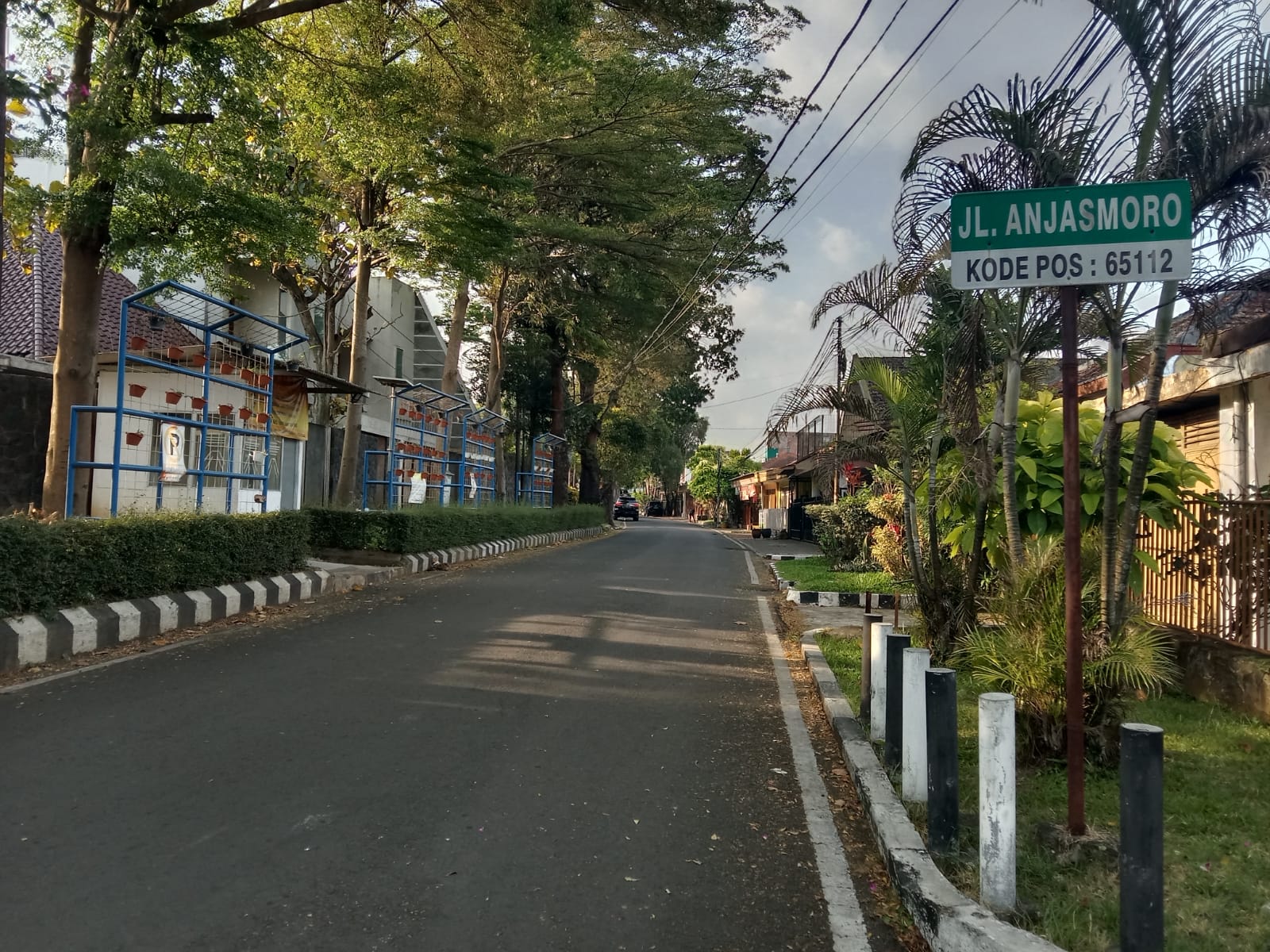 Suasana sepi Jalan Anjasmoro, Kota Malang.
