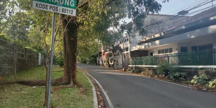 Suasana sepi Jalan Raung, Kota Malang.