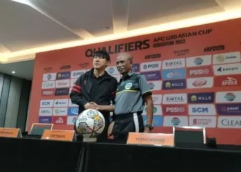 Pelatih Timnas Indonesia U-20, Shin Tae Yong, ketika bersalaman dengan pelatih Timor Leste saat konferensi pers.