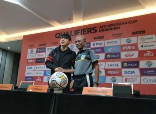 Pelatih Timnas Indonesia U-20, Shin Tae Yong, ketika bersalaman dengan pelatih Timor Leste saat konferensi pers.