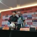 Pelatih Timnas Indonesia U-20, Shin Tae Yong, ketika bersalaman dengan pelatih Timor Leste saat konferensi pers.