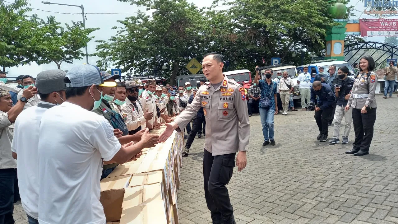 Kapolres Malang AKBP Ferli Hidayat menyalami para sopir jip.