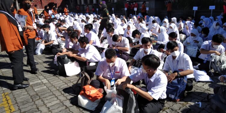 Mahasiswa Baru STIE Malangkucecwara beristirahat usai mengikuti upacara pembukaan rangkaian PSSM.