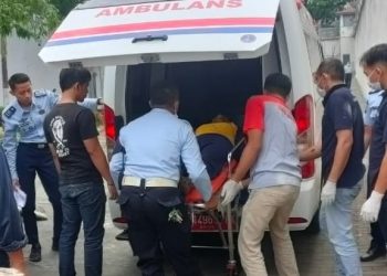 Petugas melakukan evakuasi pada napi yang ditemukan tewas diduga gantung diri di Lapas Kelas I Malang.