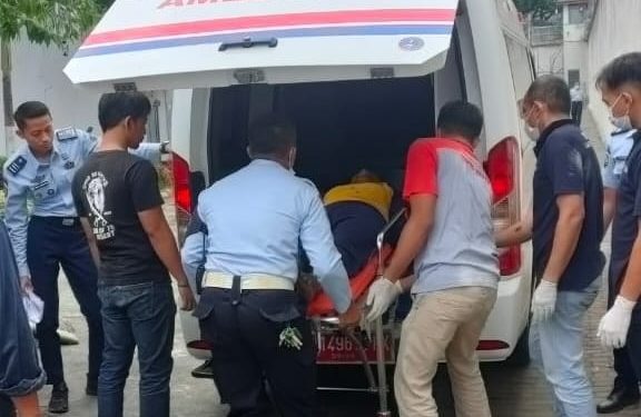 Petugas melakukan evakuasi pada napi yang ditemukan tewas diduga gantung diri di Lapas Kelas I Malang.